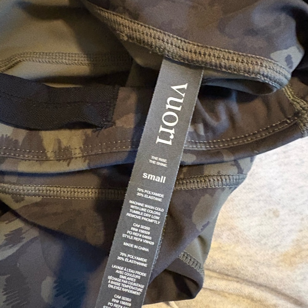 Euc Vuori Stride Pocket Leggings in the Oregano Camo Flower pattern (0824) - Picture 4 of 6